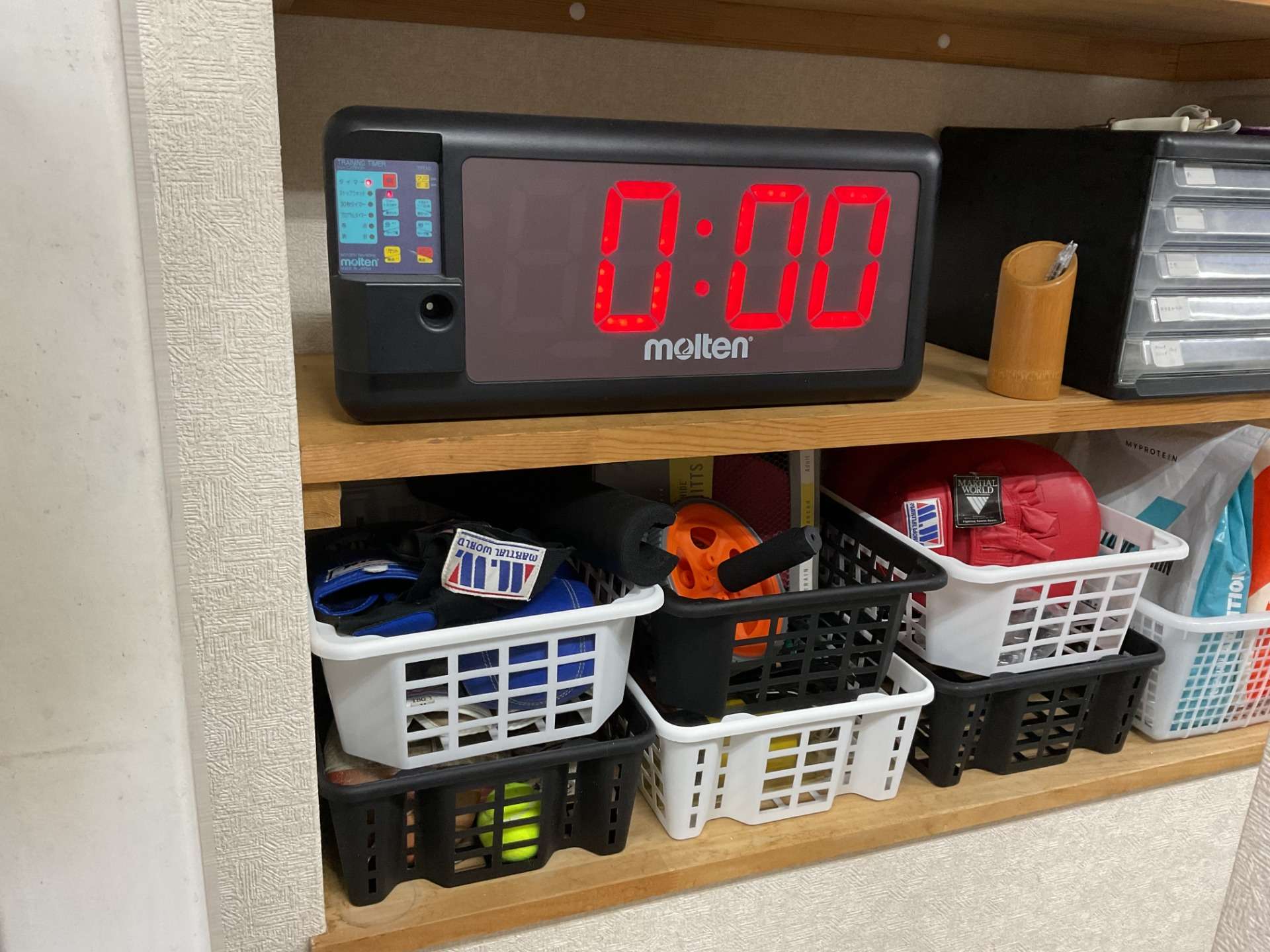 おはようございます。今朝も早朝からよく降りますね。